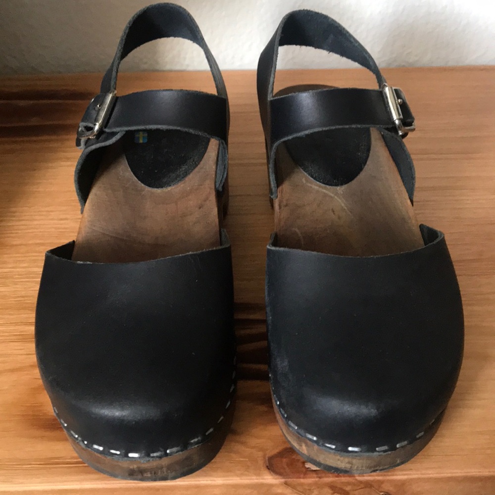 Lotta’s Low Wood in Black with Brown Base